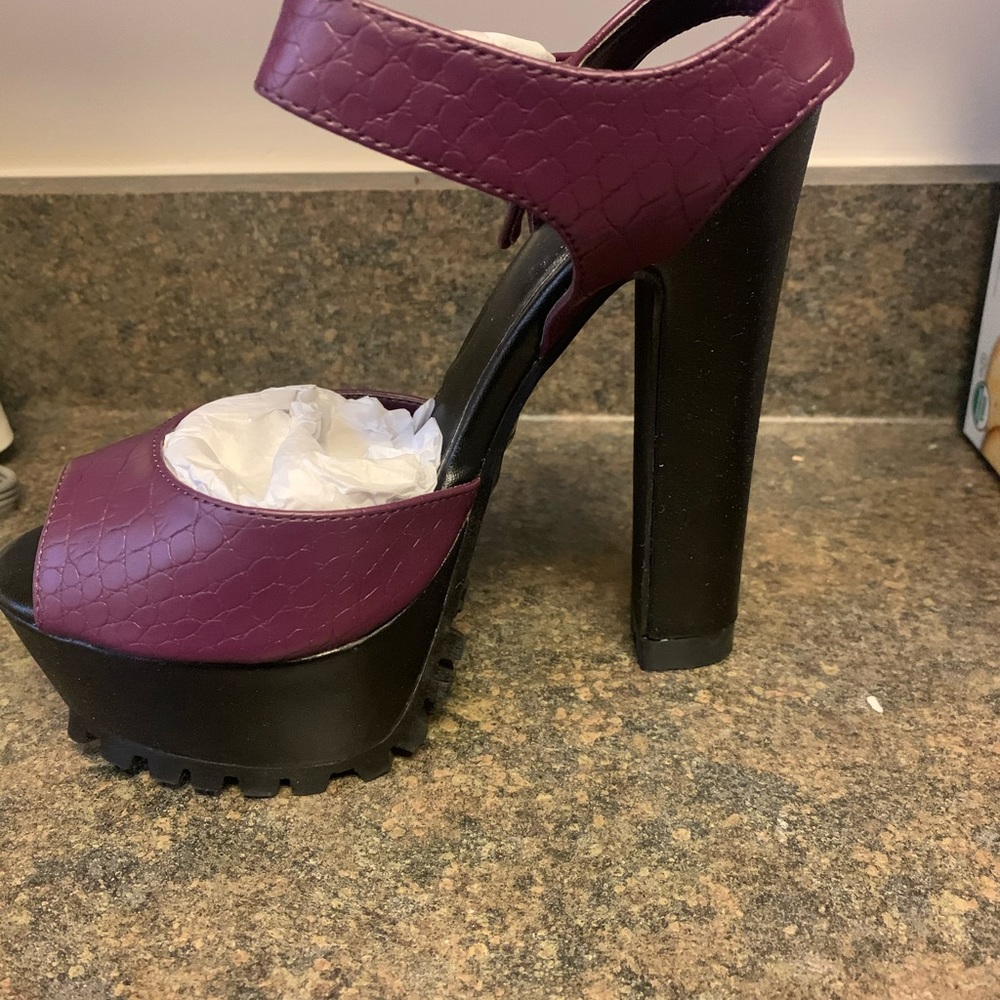 Size 7 woman’s heel